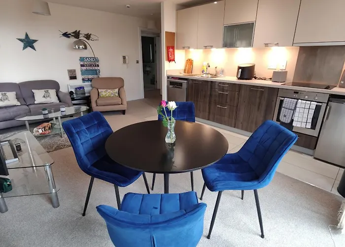 Spacious Homely City Stay Near Ao Arena And Shopping Centre With 500Mbps Internet & Netflix